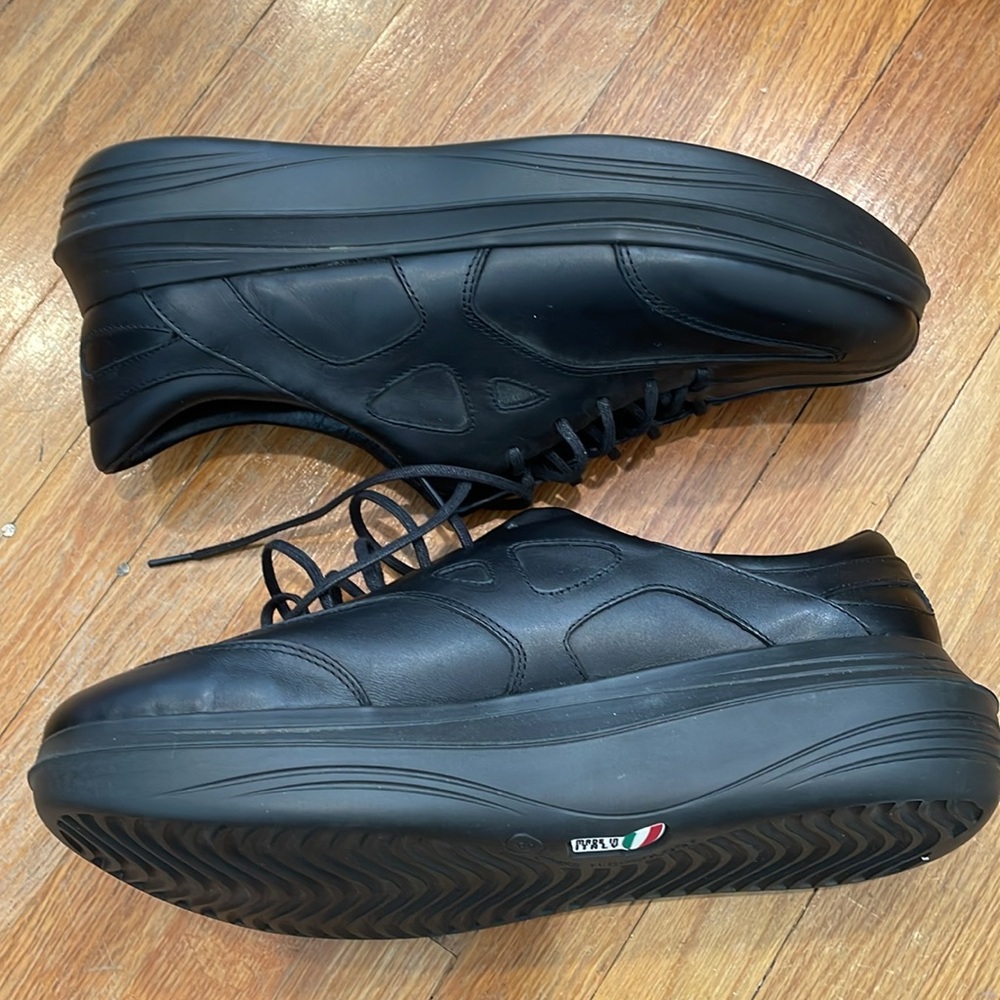 Men's Black Athletic Shoes - Picture 4 of 11